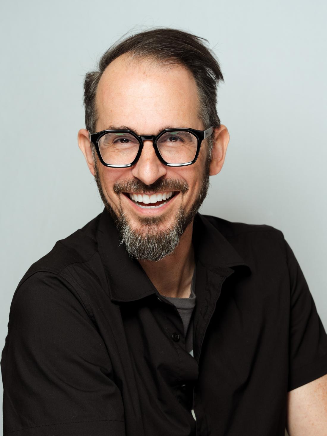 headshot of Professor Kenneth Thomas against a white backdrop